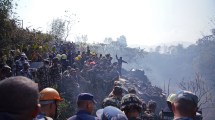 Imagen de Un avión se estrelló en Nepal y murieron al menos 67 personas: confirman que viajaba una argentina