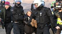 Imagen de Greta Thunberg fue desalojada por la Policía tras protestar al borde de una mina en Alemania