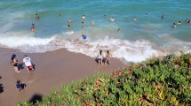 Imagen de Mareas extraordinarias en Las Grutas: así disfrutaron los turistas del último día de un mar “XXL”