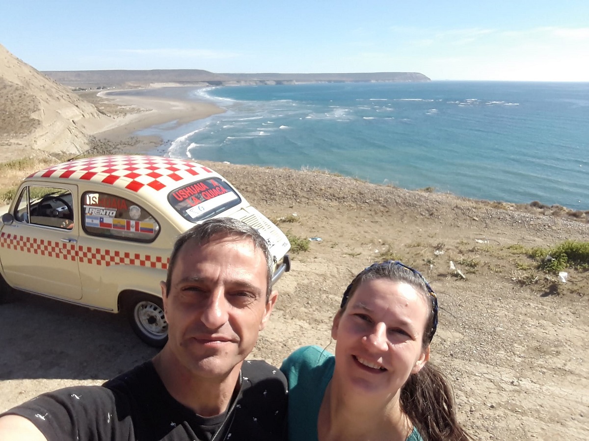 "Dos locos en fitito": recorren Argentina en un Fiat 600 y pasaron por la Patagonia 