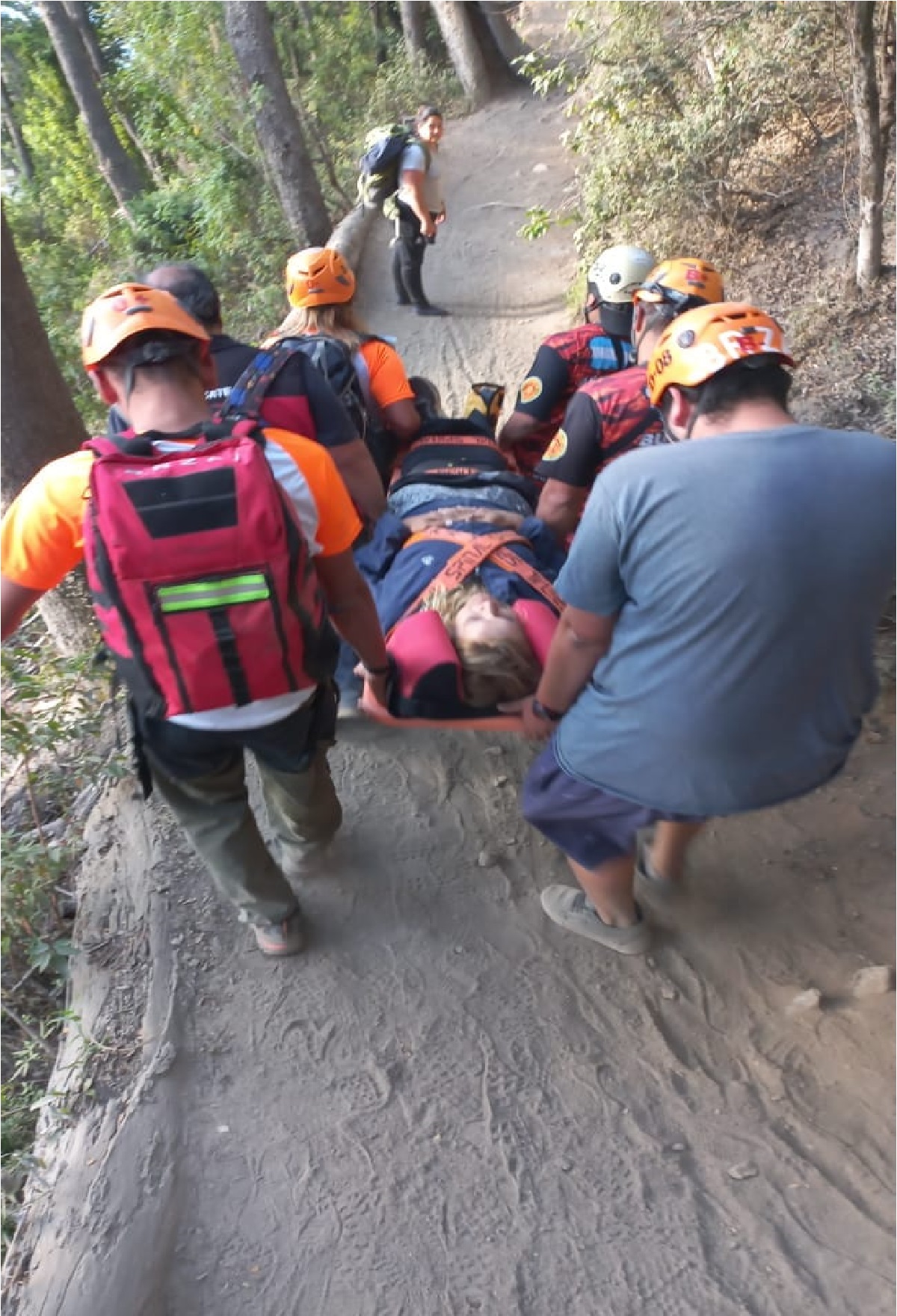 La mujer estaba junto a su hijo conociendo los miradores, y en su regreso se lastimó el tobillo derecho. Foto: Facebook de BRZA Villa La Angostura