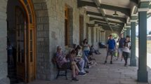 Imagen de Evacuaron a Bariloche en colectivos a los pasajeros del Tren Patagónico que quedó varado