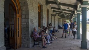 Evacuaron a Bariloche en colectivos a los pasajeros del Tren Patagónico que quedó varado