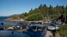 Imagen de Transitar, estacionar y viajar en colectivo, todo colapsa en Bariloche con turistas