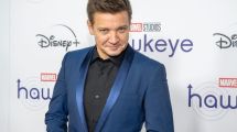 Imagen de Cuáles son las graves heridas que tienen a Jeremy Renner peleando por su vida y cómo fue el brutal accidente