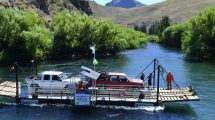 Imagen de El esfuerzo de los balseros del río Limay para conectar a un pueblo en la cordillera