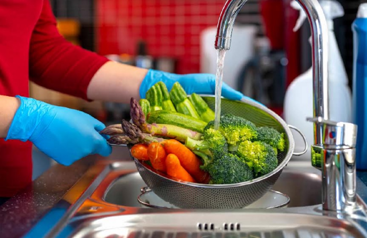 El lavado profundo de los vegetales antes del consumo es clave para evitar la transmisión de enfermedades.