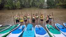 Imagen de El día que remé parada sobre una tabla en el río Negro: así de linda fue mi primera experiencia de SUP