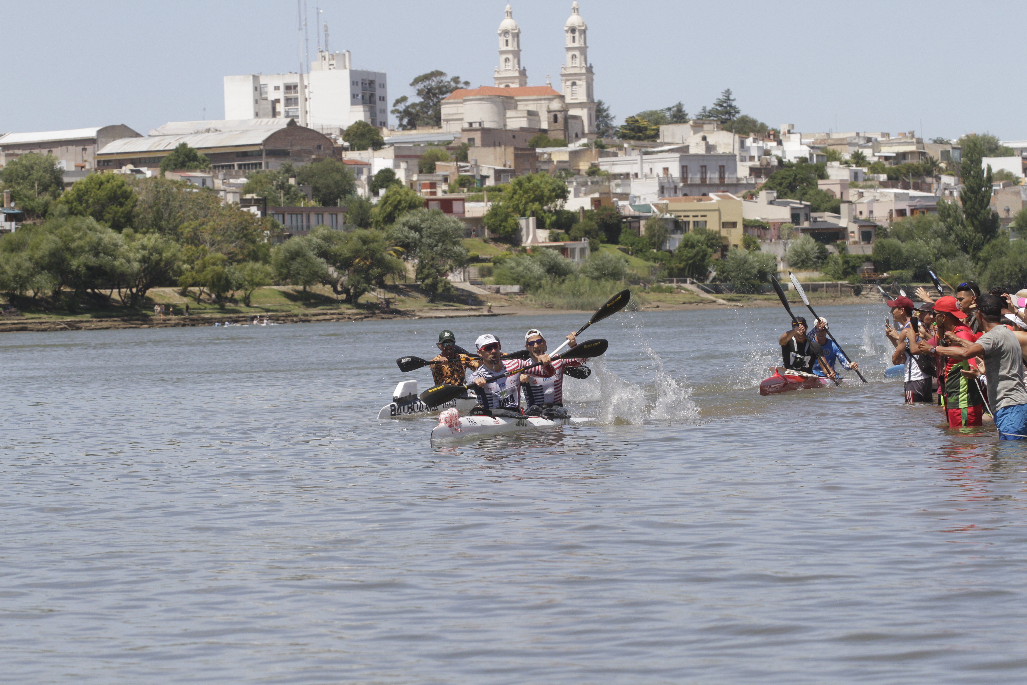 Sprint final de la Regata en las costas de Viedma, con Patagones de fondo. (Foto/Pablo Leguizamon)