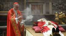 Imagen de Funeral de Benedicto XVI: una multitud despide al Papa emérito en la Basílica de San Pedro