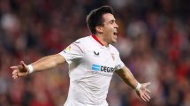 Imagen de El Huevo Acuña en estado de gracia: anotó un gol y fue homenajeado en el Sevilla