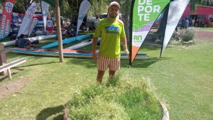 Facundo Lucero, el actual bicampeón de la Regata lo mira desde la orilla