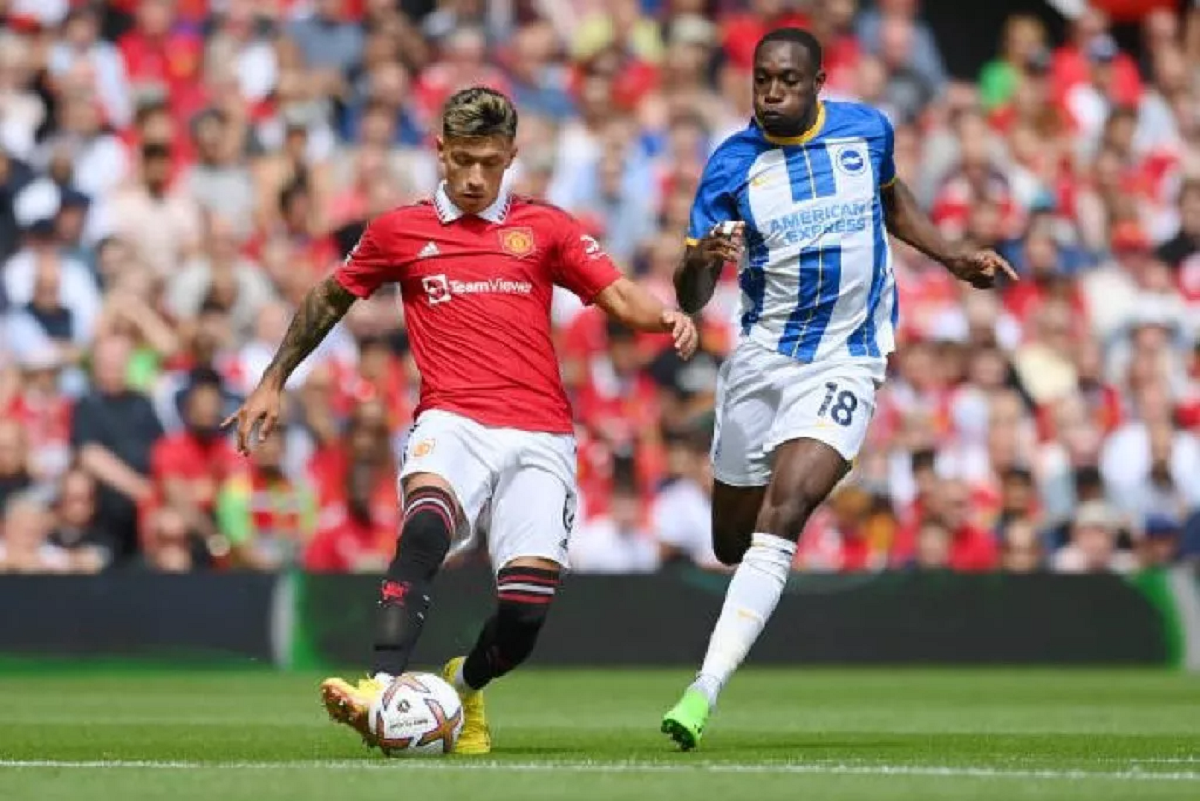 Lisandro Martínez y un lindo gesto con dos niños fanàticos de Manchester United. 