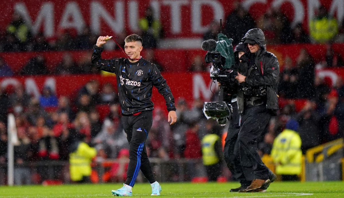 Lisandro recibió una ovación de los hinchas del Manchester United.