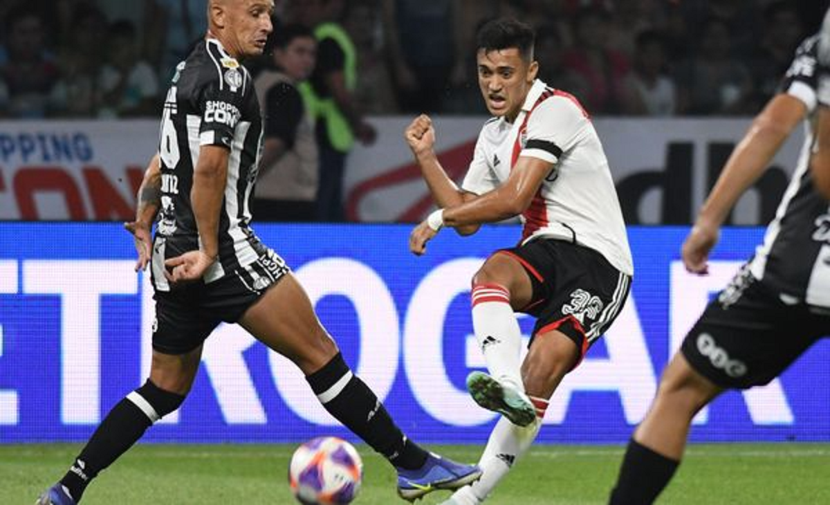 Por qué River usó brazalete negro en Santiago ante Central Córdoba. 