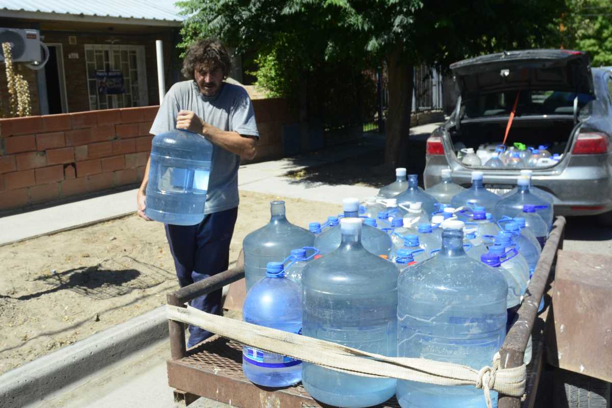 Danilo Mezi, es empleado de un corralón y con 55 años, en sus horarios de ocio se ocupó de juntar casi 80 bidones donados. (Foto: Andrés Maripe)