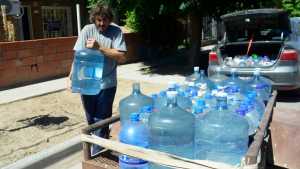 Conocé a Danilo, el vecino solidario de Roca que sale a repartir agua para los que no tienen