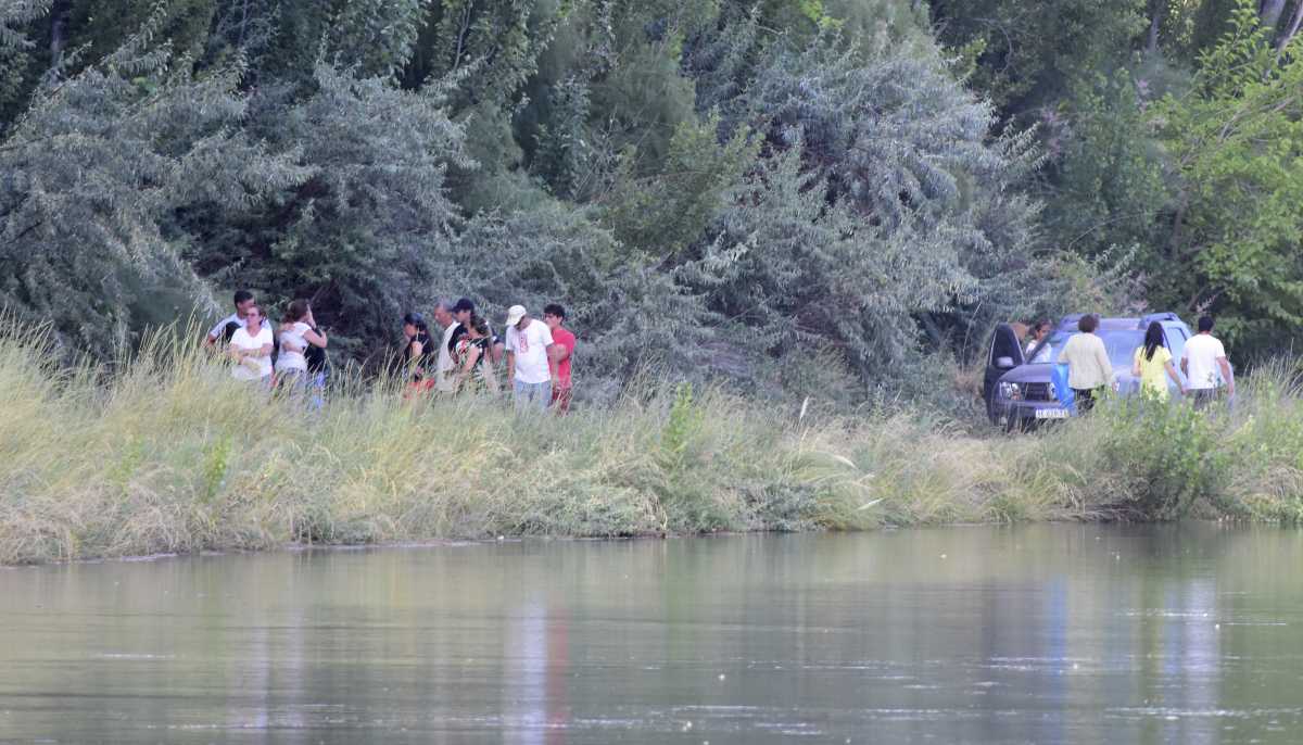 El cuerpo fue hallado alrededor de las 17 horas.  Familiares del joven ce acercaron al lugar del hallazgo. Foto: Andrés Maripe