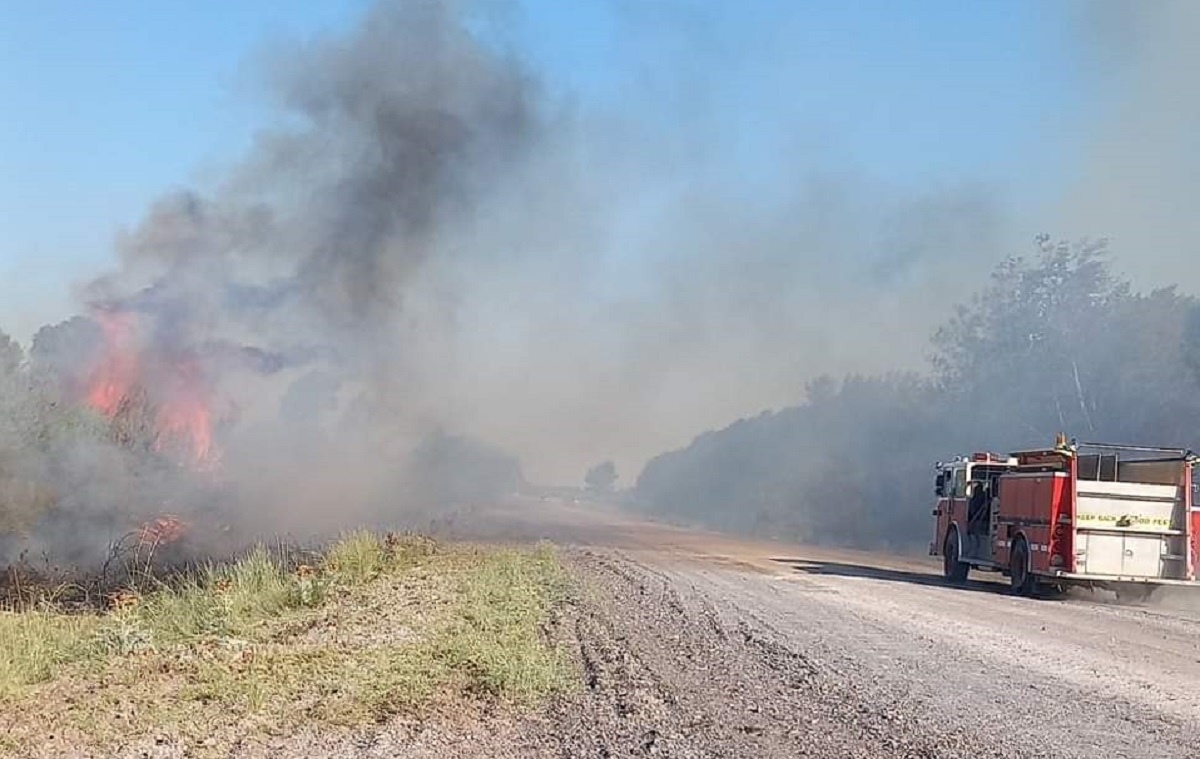 El trabajo de los bomberos en las últimas horas de 2022. Foto Gentileza