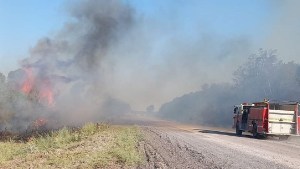 La lluvia de la madrugada ayudó a extinguir el incendio que se desató sobre la ex  Ruta 3 de Viedma