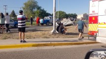 Imagen de Un auto terminó boca abajo tras un choque en Plottier