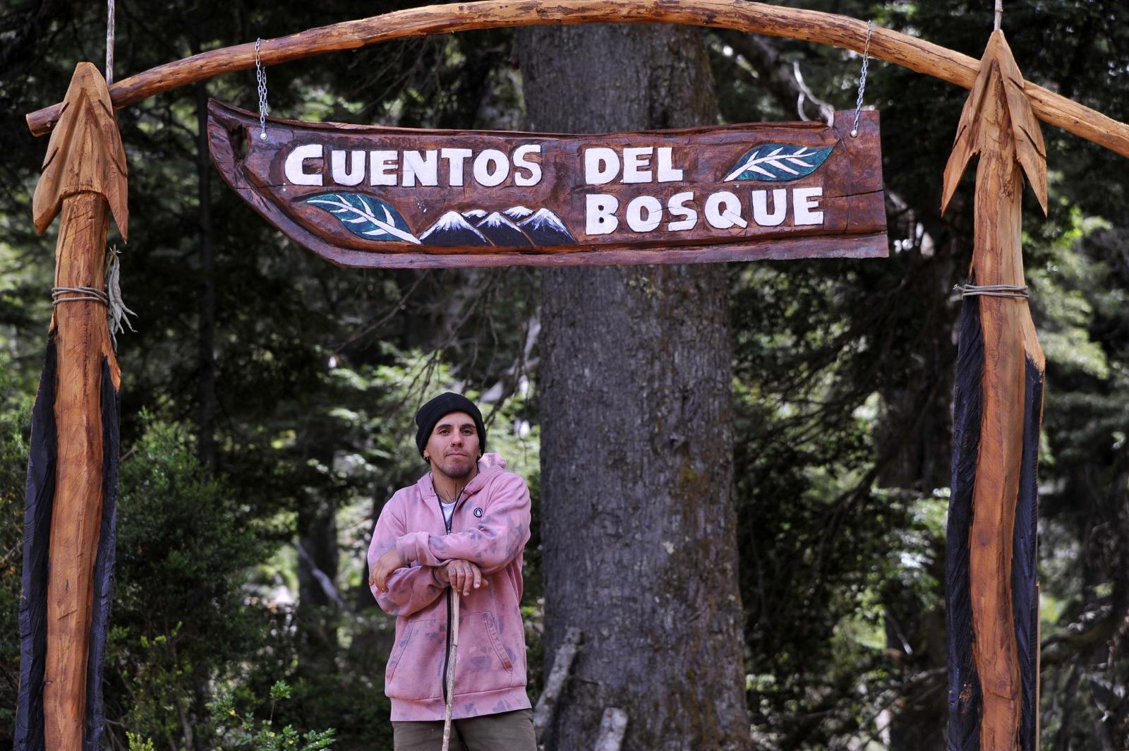 Lucas Quintupuray, además de escultor en maderas es el "Longko". Foto: Alejandra Bartoliche.