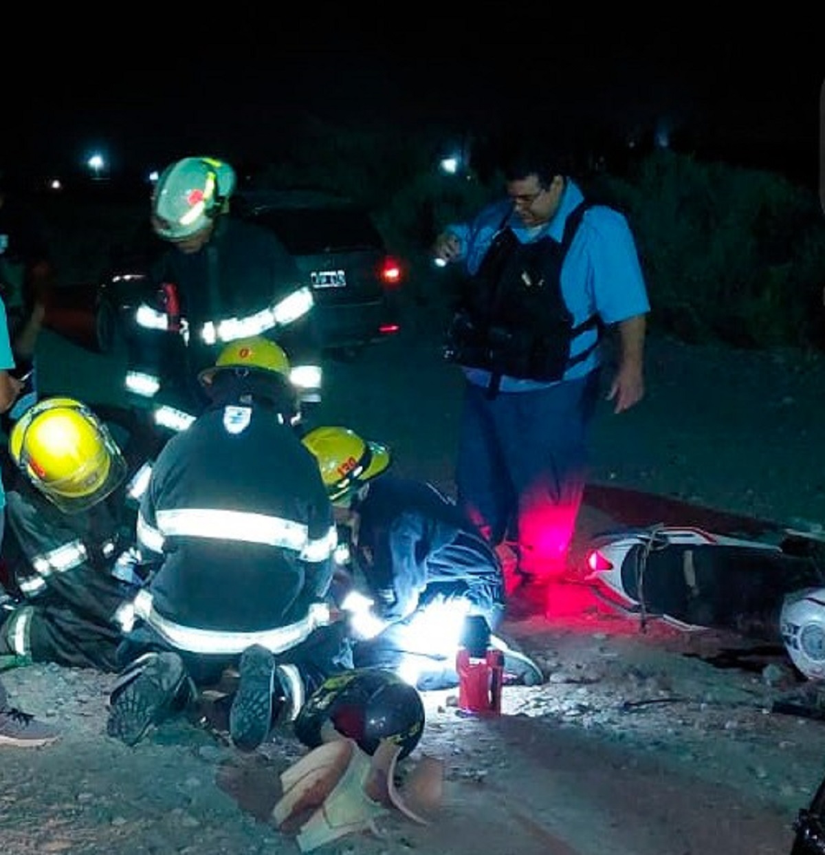 Un motociclista atropelló a dos personas y todos fueron trasladados al hospital. Foto: https://www.facebook.com/CentenarioDigital