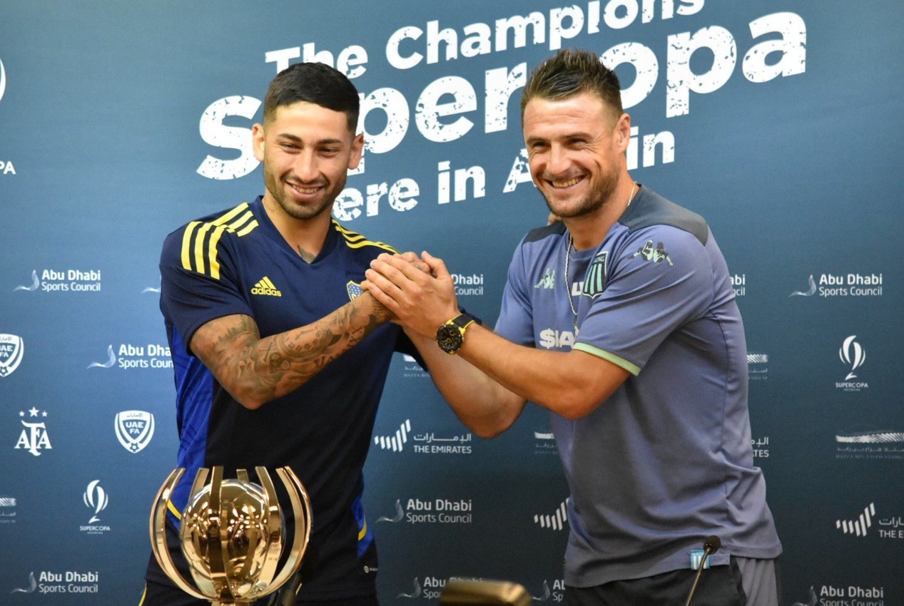 Alan Varela e Iván Pillud en la presentación del trofeo que estará en juego entre Boca y Racing. 