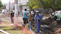 Imagen de Aguas rionegrinas sustituye las cañerías cloacales en uno de los ingresos a Cipolletti