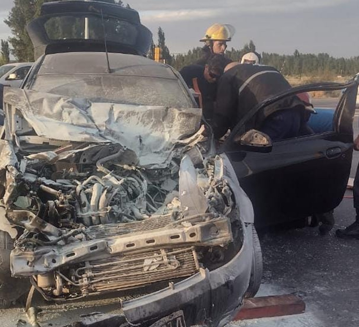 Rescataron a una mujer de su auto en llamas tras chocar en la ruta 22, en Senillosa