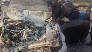 Rescataron a una mujer de su auto en llamas tras chocar en la ruta 22, en Senillosa