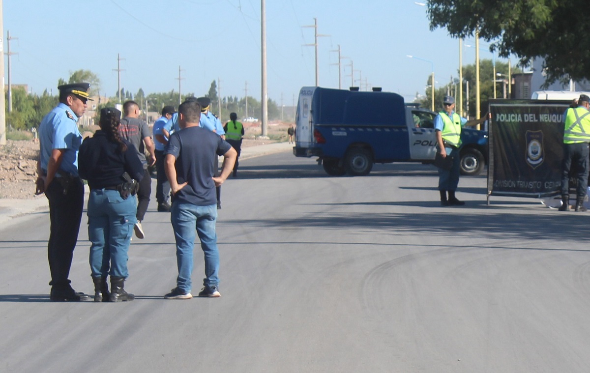 Vecinos intentaron reanimar al ciclista, pero no pudieron. Foto: Centenario Digital