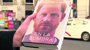 «En la sombra», la biografía de Harry, disponible en las librerías