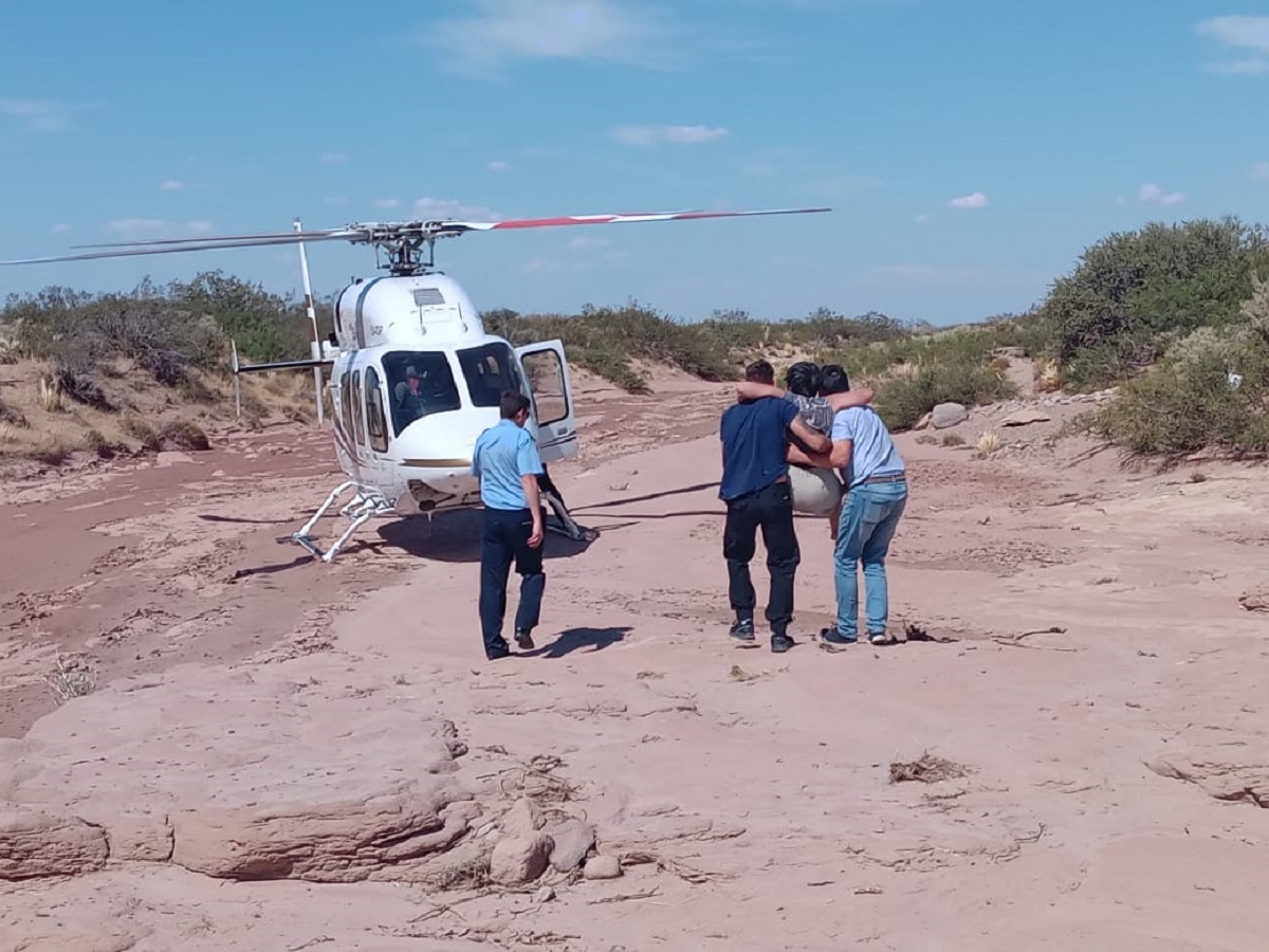 La trasladaron en helicóptero hasta el hospital de Cutral Co para ser asistida. 