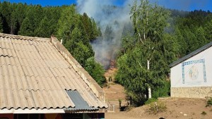 Bomberos trabajan para contener un incendio cerca de Junín de los Andes