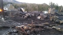 Imagen de Voraz incendio destruyó edificaciones de un complejo turístico en San Martín de los Andes