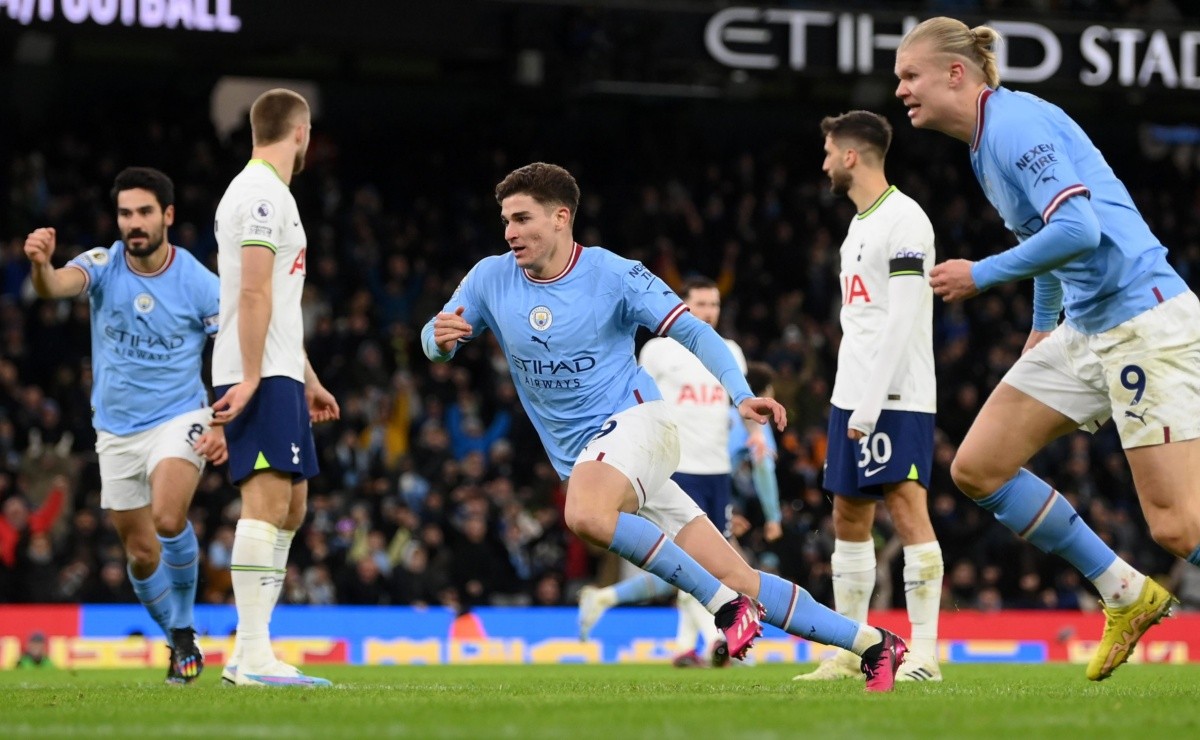 Julián Álvarez metió el primer gol del City ante Tottenham.