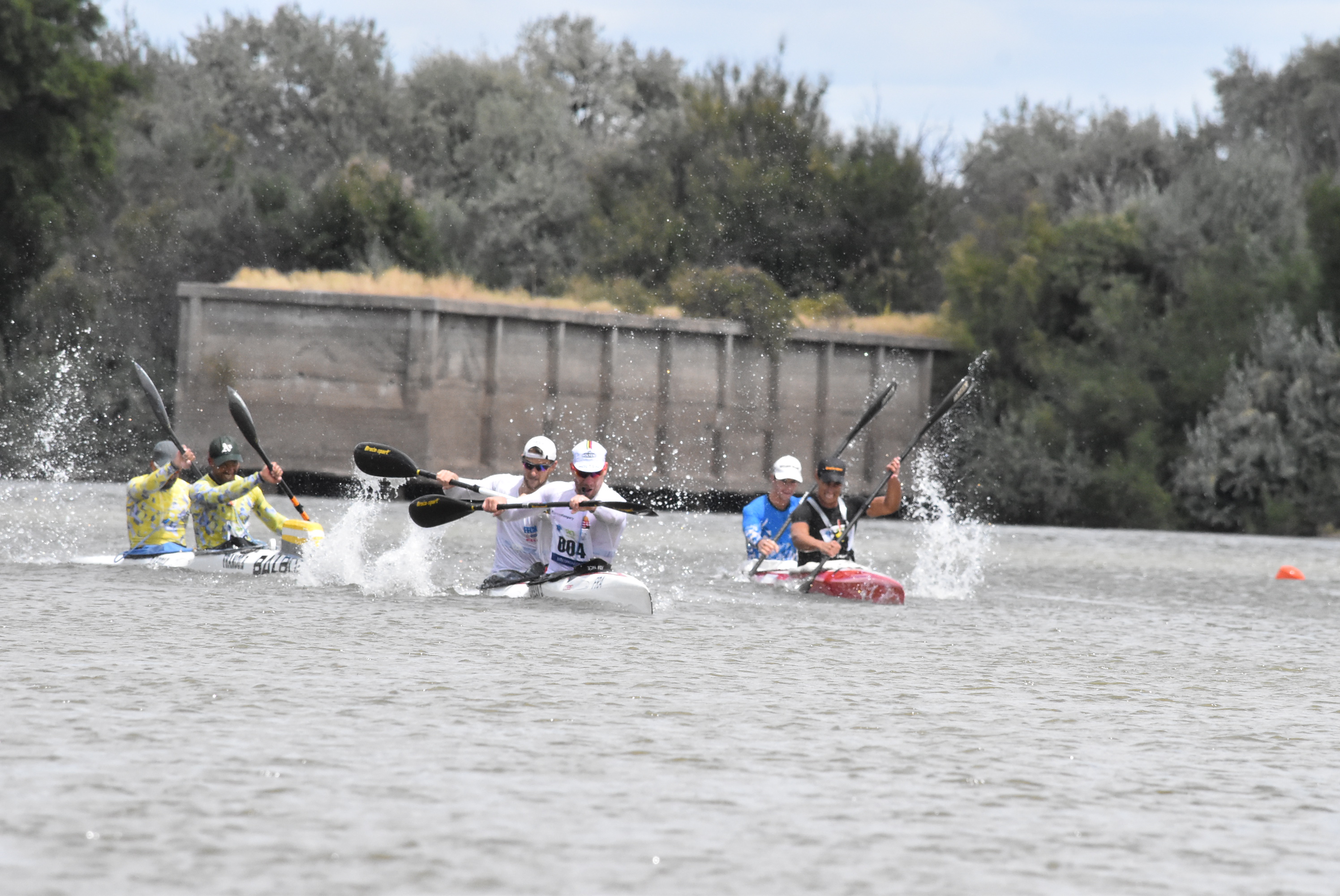 Quentin Urban y Jeremy Candy enfilan hacia la boya amarilla en Conesa. La pareja gala se quedó con una etapa más de la Regata. (Foto/ Jorge Tanos)