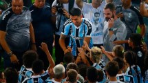 Imagen de Luis Suárez fue presentado ante una multitud en el Gremio