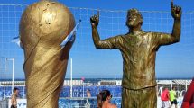 Imagen de Inauguraron la primera estatua de Messi como campeón del mundo en Mar del Plata