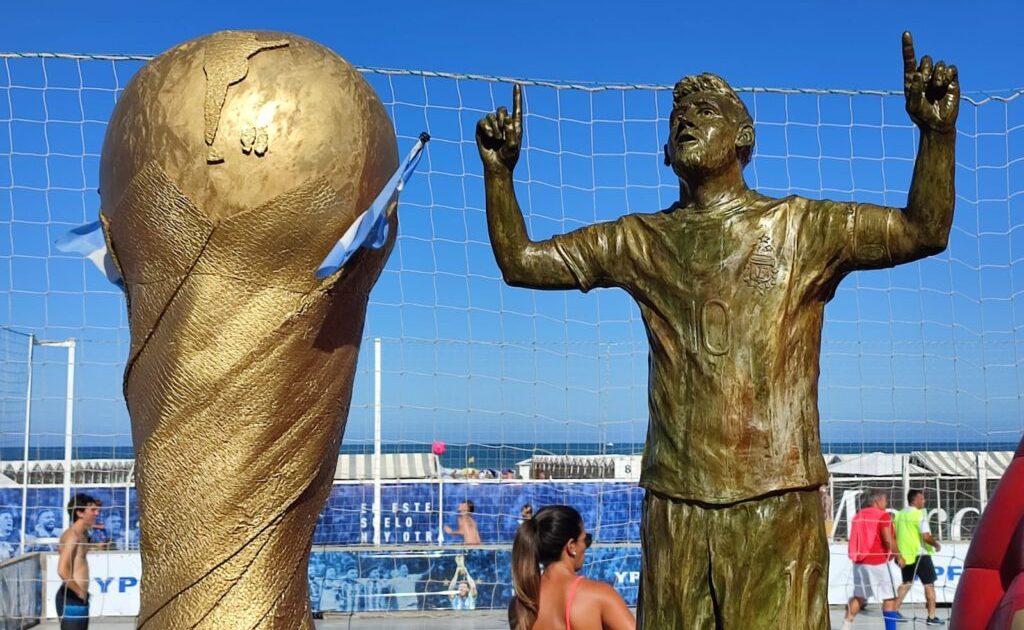 Con una estatua para Messi, así fue el homenaje a los campeones del mundo  en Conmebol – Diario Río Negro
