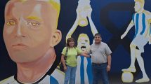 Imagen de Pintan el mural del «Huevo» Acuña en Neuquén y su mamá lo visitó con Quintriqueo