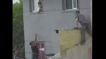 Imagen de Dramático rescate de un niño que se estaba por caer desde un segundo piso en Córdoba