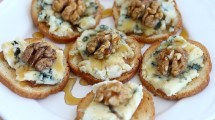 Imagen de Tostadas con queso azul, nueces y miel para el picoteo