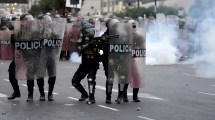 Imagen de Duros enfrentamientos frente al Congreso de Perú, que rechazó anticipar comicios