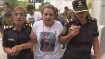 Imagen de Video: las policías lloraron al acompañar a la mamá de Fernando Báez Sosa