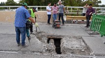 Imagen de Evalúan los daños en la calzada del puente ferrocarretero de Viedma para iniciar su reparación