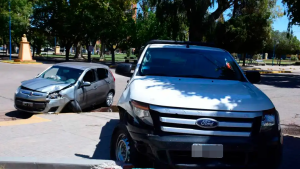 Sólo un susto tras espectacular choque en pleno centro de Roca