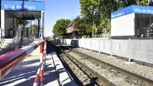 La tiraron a las vías del tren al robarle el celular y perdió un pierna