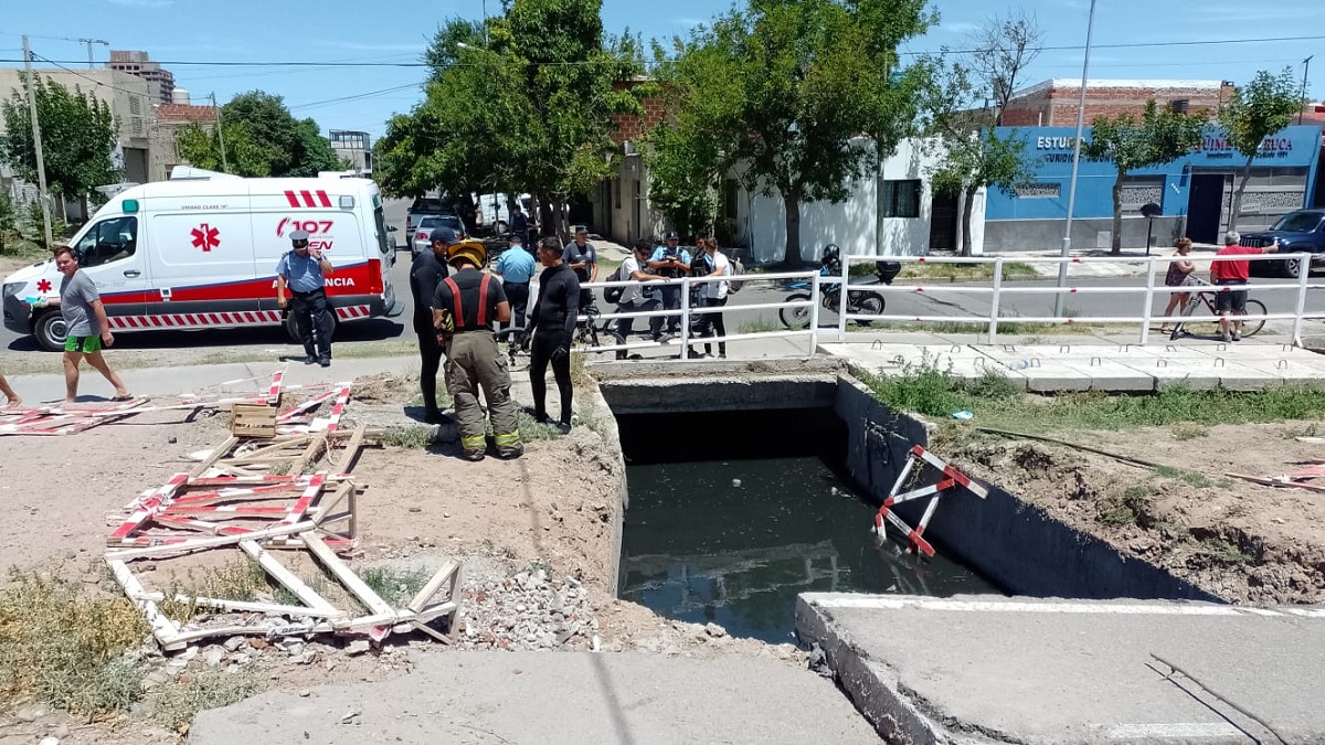 Buscan a un hombre que cayó a un canal pluvial. foto: Yamil Regules